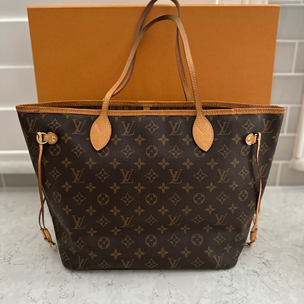 Authentic Louis Vuitton Neverfull. Great condition. Pouch not included.